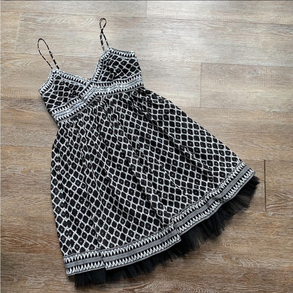 BCBGMaxazria Ruffle Hem Silk Geometric Tribal Print Black White Mini Dress 4 - Picture 1 of 8